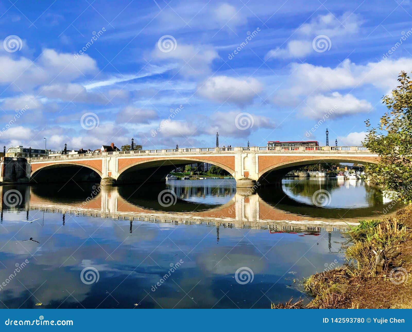 hampton court bridge